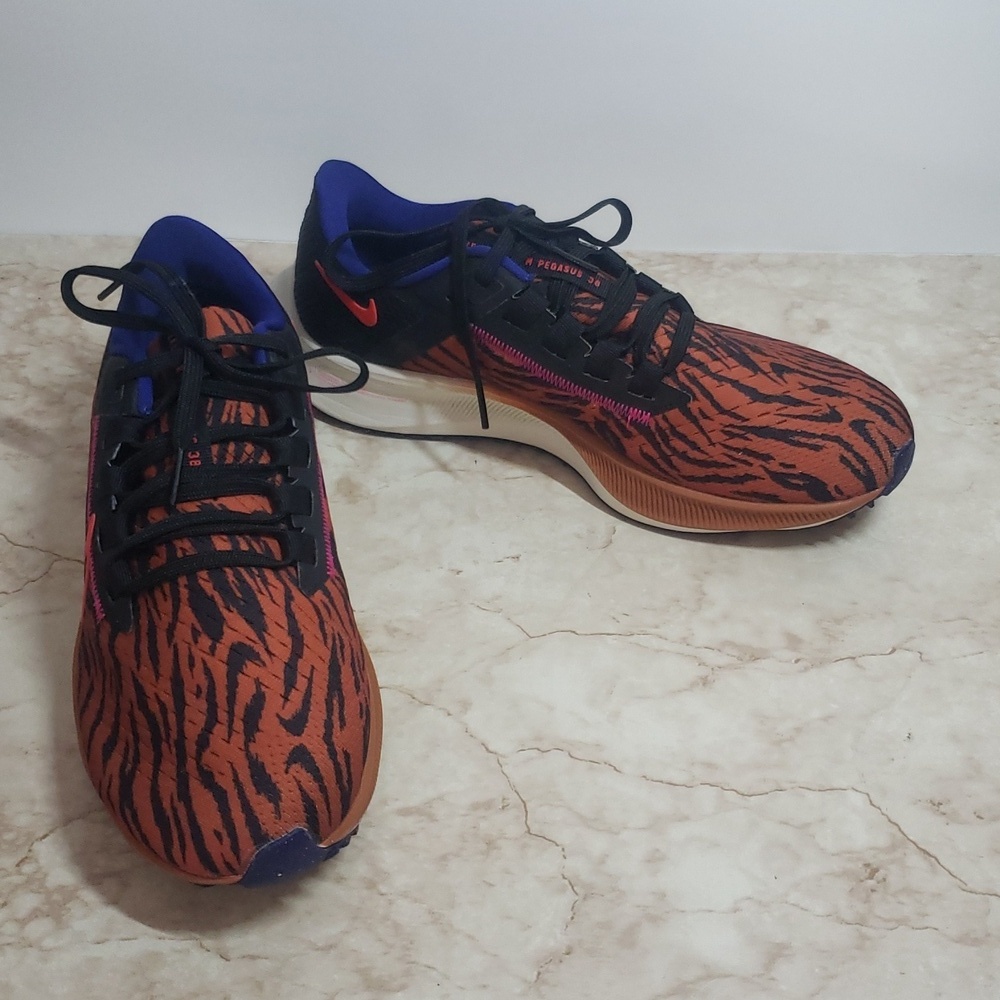 Nike Air Zoom Pegasus 38 Womens Animal Print Running Shoes Size 9 - Picture 1 of 8